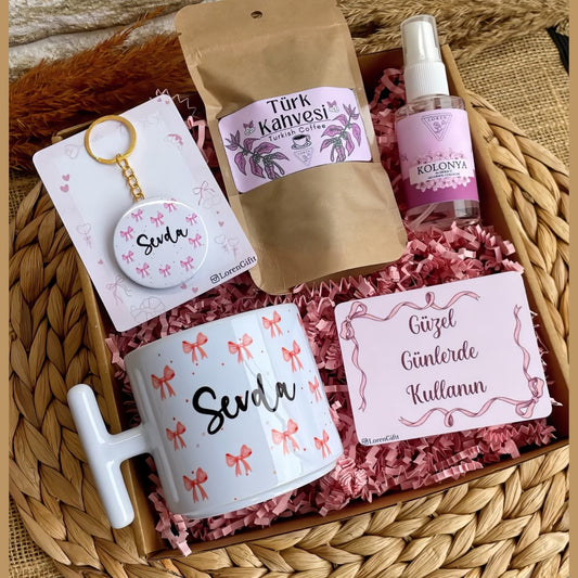 Pembe Fiyonk – T Kupa & Anahtarlıklı Hediye Kutusu