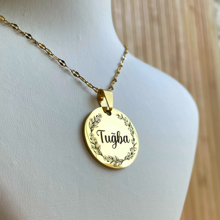 Kişiye Özel İsimli Çiçek Detaylı Yuvarlak Çelik Kolye - Gold