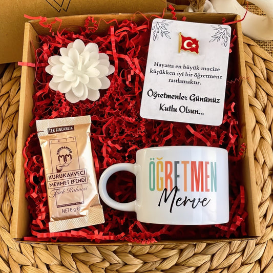 Öğretmen Pastel Harf – Elit Kupa & Rozet Hediye Kutusu
