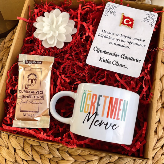 Öğretmen Pastel Harf – Elit Kupa & Rozet Hediye Kutusu