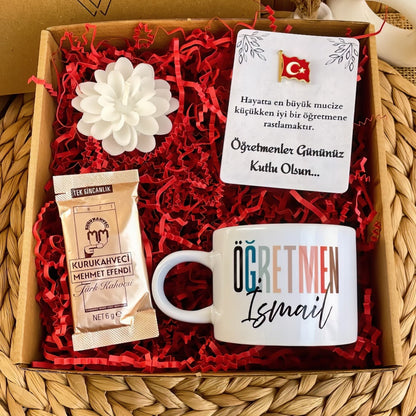 Öğretmen Renkli Harf – Elit Kupa & Rozet Hediye Kutusu