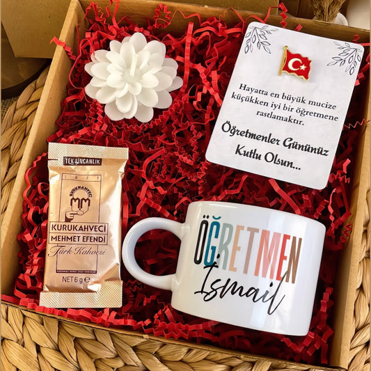 Öğretmen Renkli Harf – Elit Kupa & Rozet Hediye Kutusu