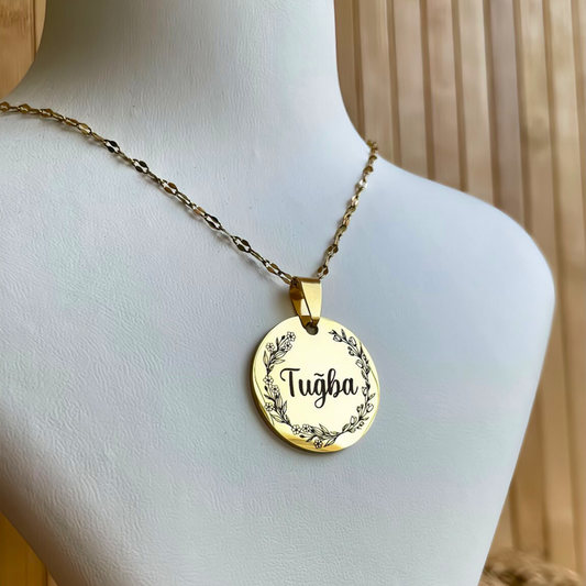 Kişiye Özel İsimli Çiçek Detaylı Yuvarlak Çelik Kolye - Gold