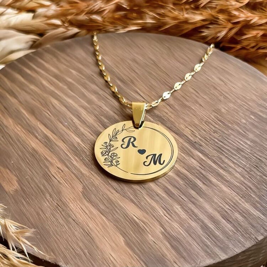 Kişiye Özel Baş Harf Detaylı Gold Yuvarlak Çelik Kolye