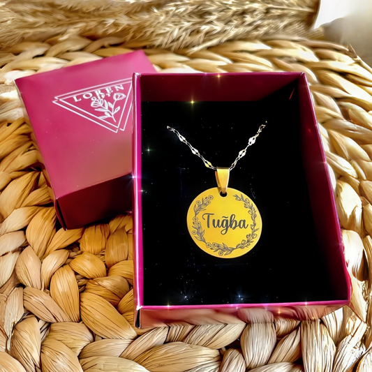 Kişiye Özel İsimli Çiçek Detaylı Yuvarlak Çelik Kolye - Gold