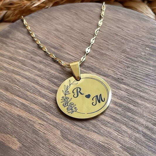 Kişiye Özel Baş Harf Detaylı Gold Yuvarlak Çelik Kolye